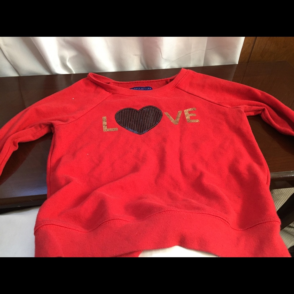 Red shirt says love